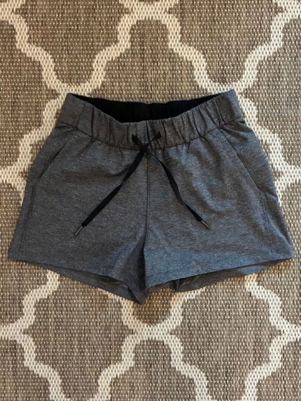 Lululemon on the fly shorts women’s size 4